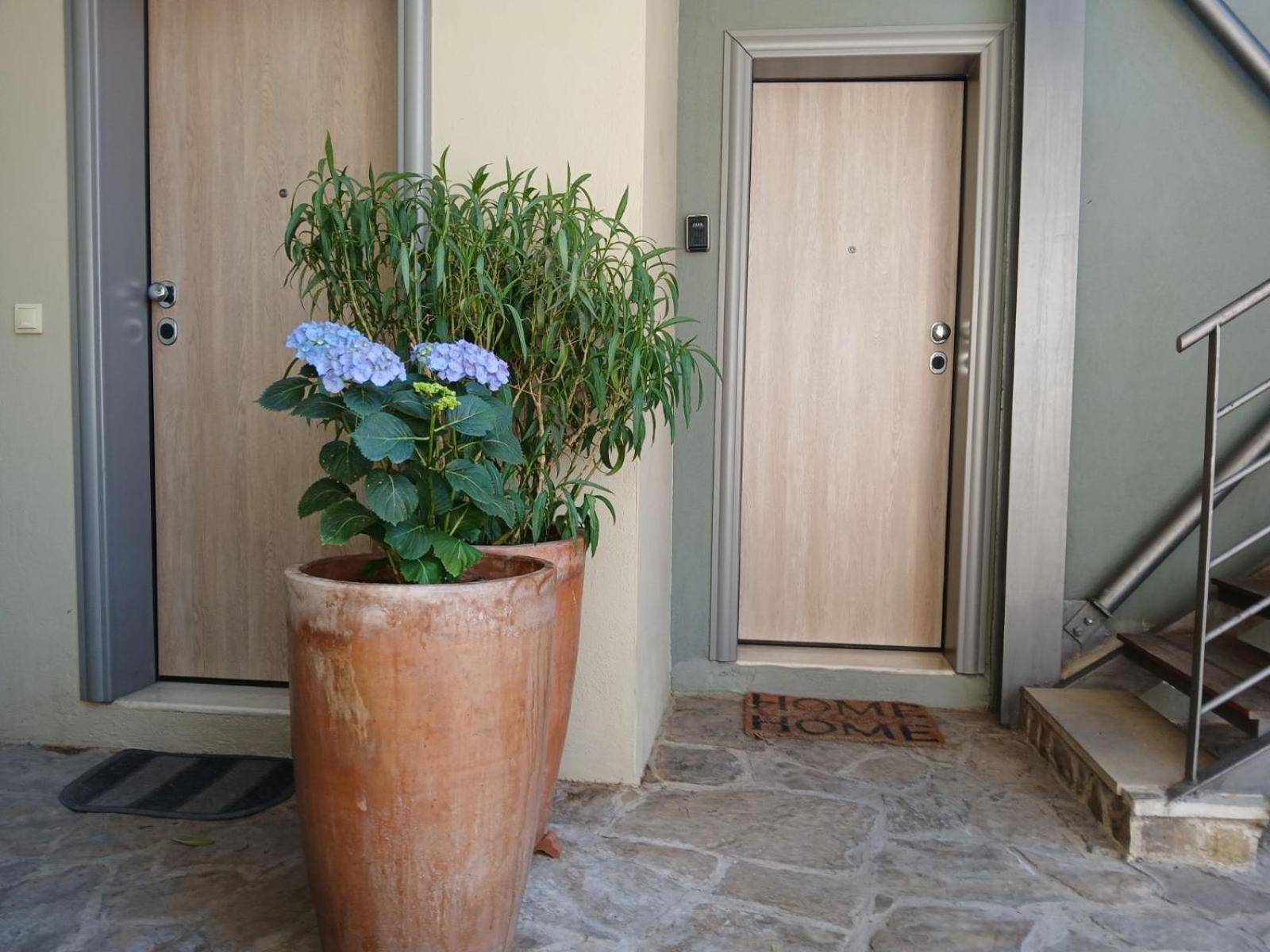 Quiet Urban Studio With Private Backyard Tesalonika Bagian luar foto
